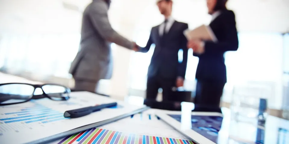 Automatyzacja linii gięcia: roboty i systemy podawania